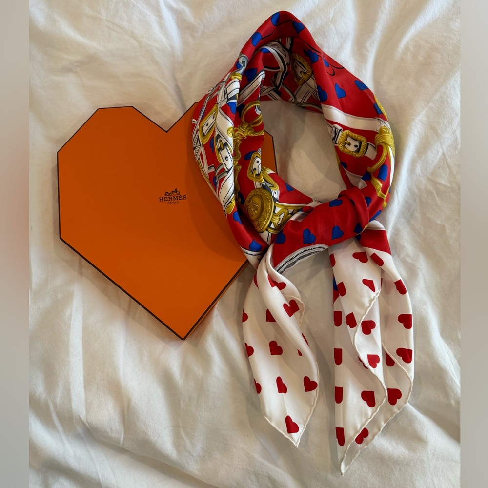 Elegant Authentic Hermès Scarf - Picture 2 of 11